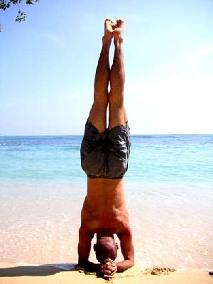 Yoga am Strand von Sri Lanka